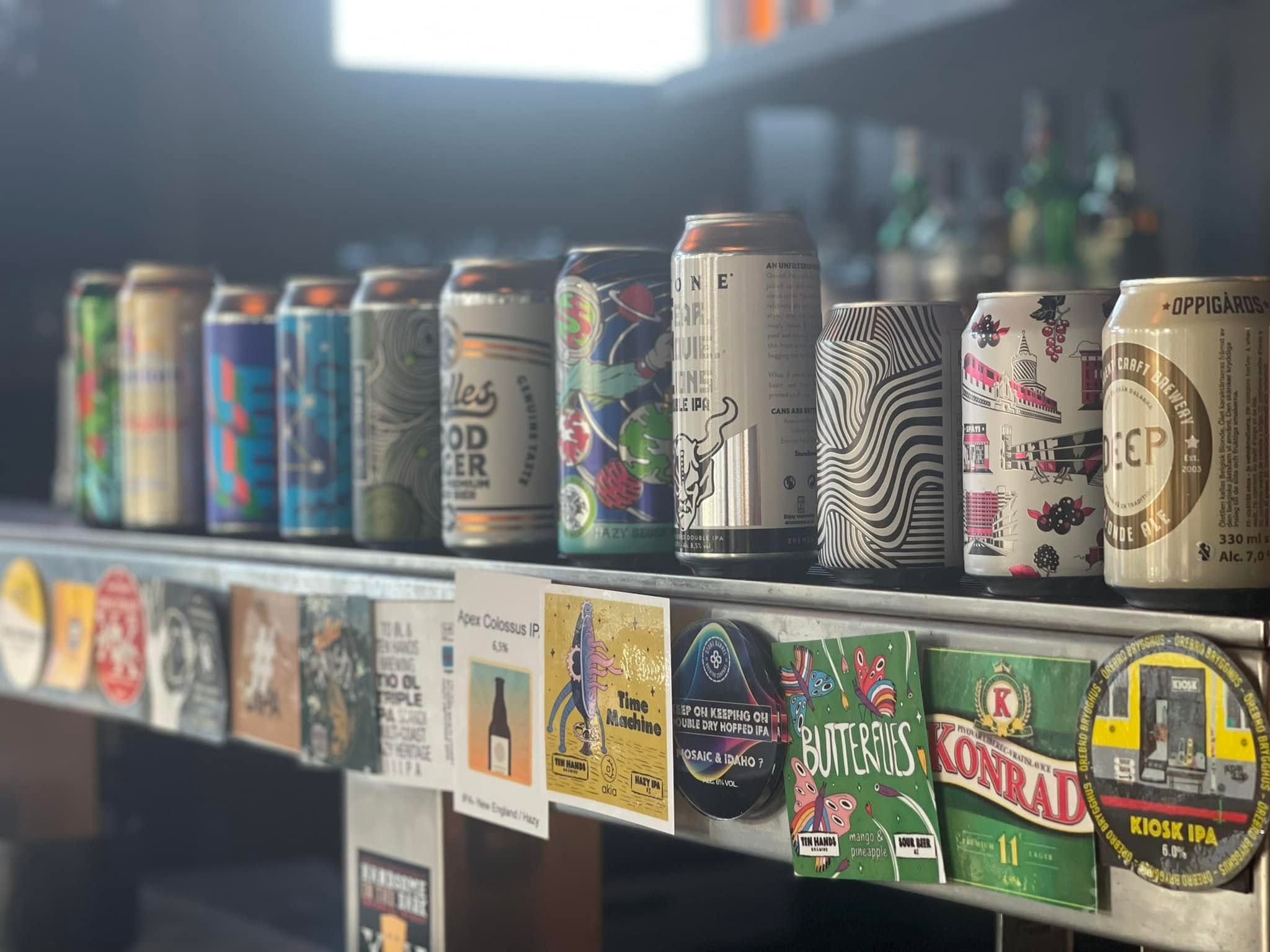 Öl hälls upp bakom baren på Sorbon