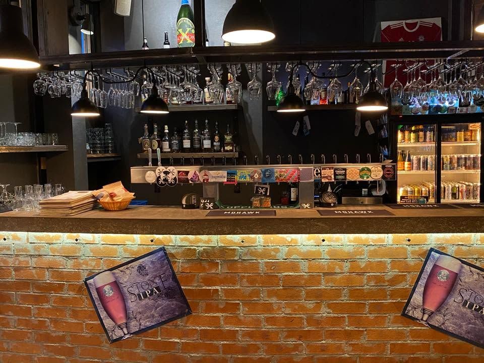 Baren på Sorbon med kranvägg, glas och kylskåp fullt av burkar